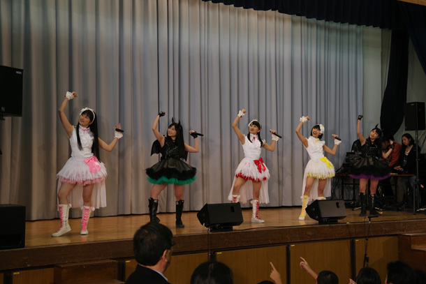 「ももクロ 横浜市吉田中学校の生徒と交流、校長に涙」1枚目/4