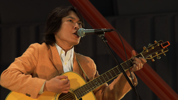 「井乃頭蓄音団の松尾 弾き語りイベント中盤で異例のアンコール」1枚目/11