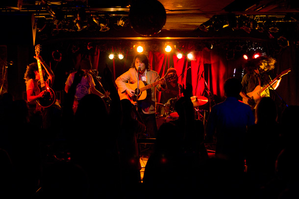 「井乃頭蓄音団 あのジョン・デンバーとカントリーロード熱唱？」1枚目/5