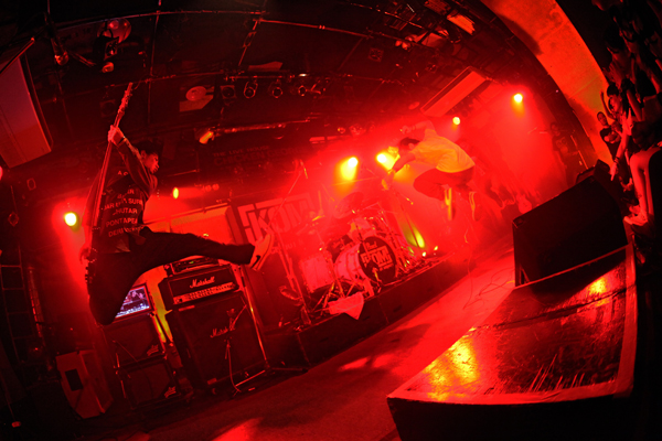 「KNOCK OUT MONKEY ツアー最終日に新曲を披露、MVも公開」1枚目/3