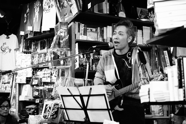 「大槻ケンヂ ヴィレヴァン訪問、ライブで特撮に加え筋少の楽曲も」1枚目/3