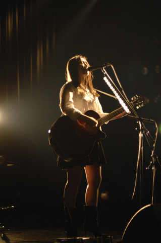 「阿部真央 弾き語りワンマンで3月リリースの新曲を披露！　Xmasイブに「私が皆の恋人でしょ～!?」」1枚目/8