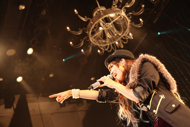 「MAY&#039;S クリスマスライブでGLAYやB&#039;zなどカバー、秘蔵楽曲も」1枚目/5