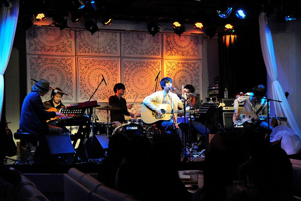 「OverTheDogs 無料招待制ランチライブをXmasイブに開催」1枚目/5