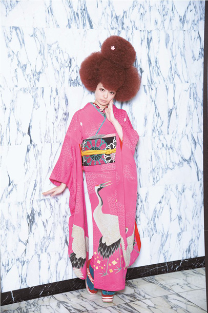 「きゃりー 20歳記念の新曲MVでツインテールからポニテへ一新」1枚目/3