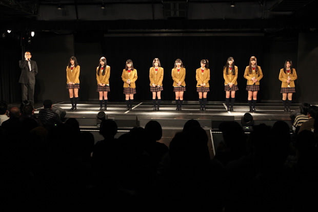 「卒業の報告をするメンバーと湯浅支配人」2枚目/3