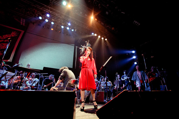 「Charaが渋さと「あいのうた」熱唱 フジロックの奇跡再び」1枚目/5