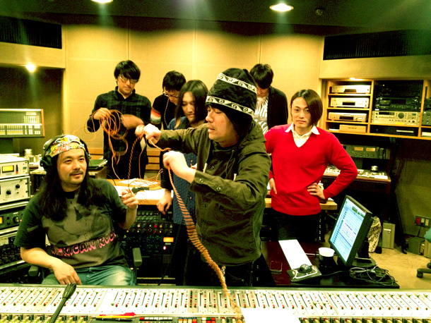 「髭 最新作にアニメ『浪漫』ED曲＆“3人目のドラム”も参加」1枚目/1