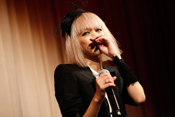 「中島美嘉 ファンとの再会に涙涙涙＆自宅突撃訪問」1枚目/4