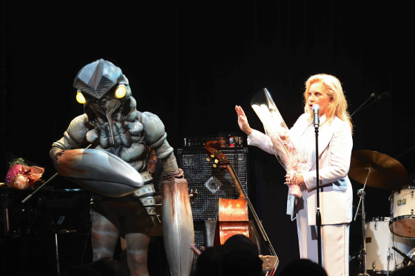 「シルヴィ・バルタンとバルタン星人が初対面」1枚目/4