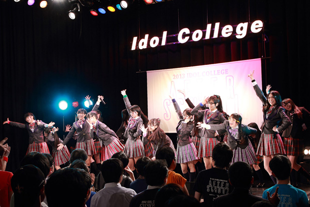 「アイドルカレッジ “メガネ公演”でガチンコ歌唱対決の幕開け」1枚目/6
