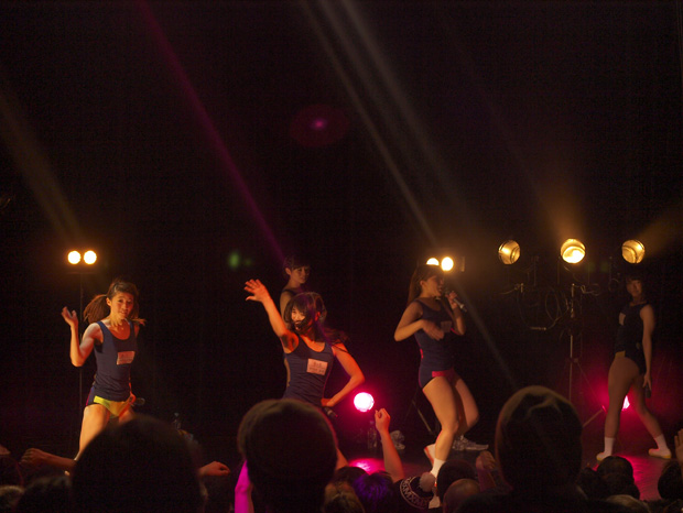 「BiS 最後のスク水姿披露＆チケット売るべくキス会」1枚目/34