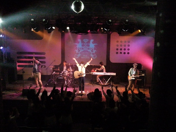 「wacci 【MUSIC MONSTERS】で二の腕エクササイズ曲など披露」1枚目/2