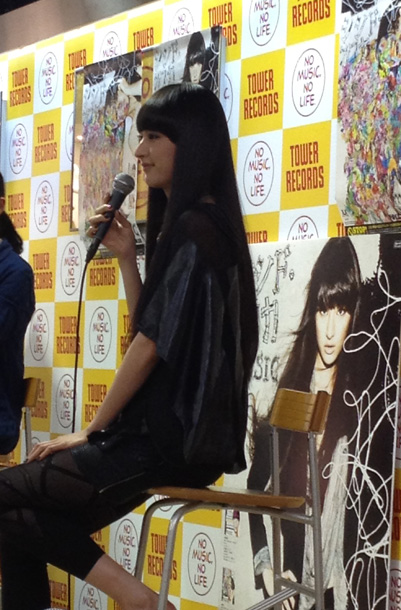 「『プリッツ』CMで話題の美人ドラムボーカル 撮影秘話語る」1枚目/5