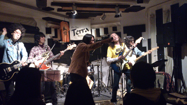 「メンバー退団間近の井乃頭蓄音団 いじめを歌う問題作をライブ披露」1枚目/2