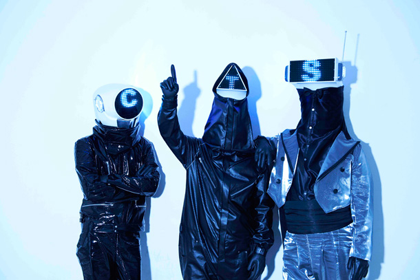 「海外でも注目の覆面トリオCTS 深夜にゲリラライブ敢行」1枚目/4