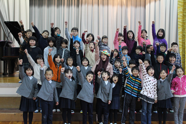 「Metis 今年で閉校の小学校をサプライズ訪問、生徒40人と歌唱」1枚目/1