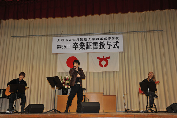 「GACKT 今年も卒業式をサプライズ訪問、あとどのくらい出来るんだろう…」1枚目/3