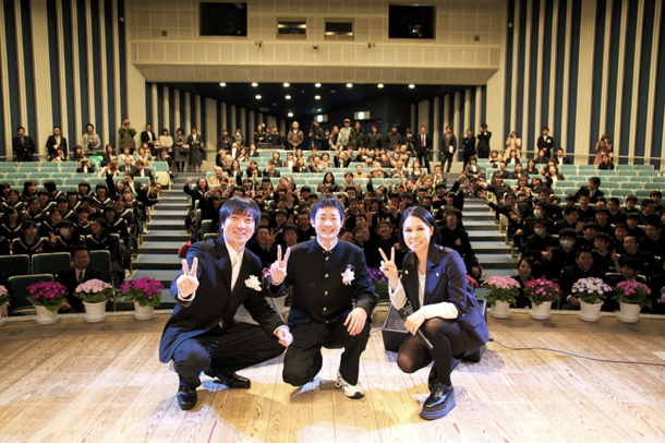 「AI 被災地の中学校でサプライズ、生徒のピアノ伴奏で「Story」歌唱」1枚目/4