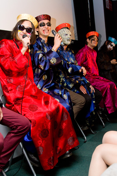 「髭 “13日”に限定レイトショーで仮装トーク」1枚目/5