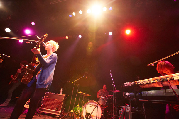 「YUI音楽活動再開 話題のバンド“FLOWER FLOWER”でフェス参戦」1枚目/1