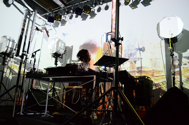 「AZUMA HITOMI 初顔出しUSTライブのダイジェスト公開」1枚目/5