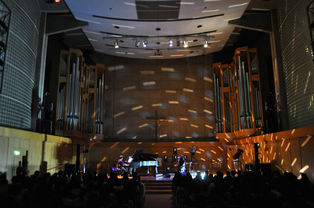 「最新シングルで初のTOP10入りのAimer 教会で感動ライブ」1枚目/4