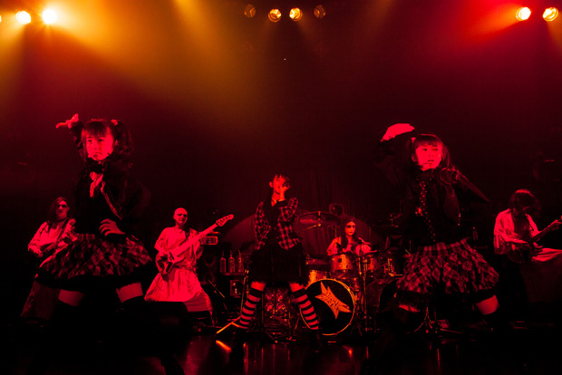 「BABYMETAL 初の全曲生バンド演奏ツアーは修行、初日公演が大盛況」1枚目/3