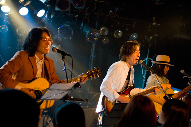 「はっぴいえんど鈴木、井乃頭蓄音団との共演で永遠のギター少年に」1枚目/21