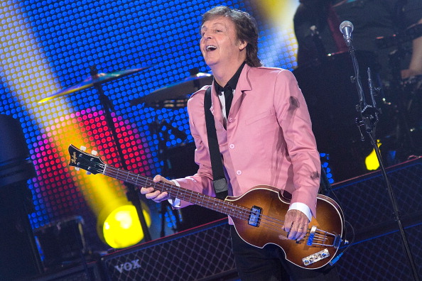 「マッカートニーがプレスリーの墓前に気の利いたプレゼント」1枚目/1