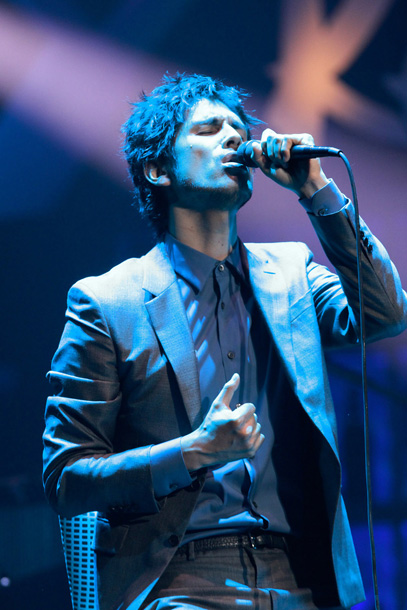 「平井堅 SPライブで、ゴールデンボンバー「女々しくて」披露」1枚目/3