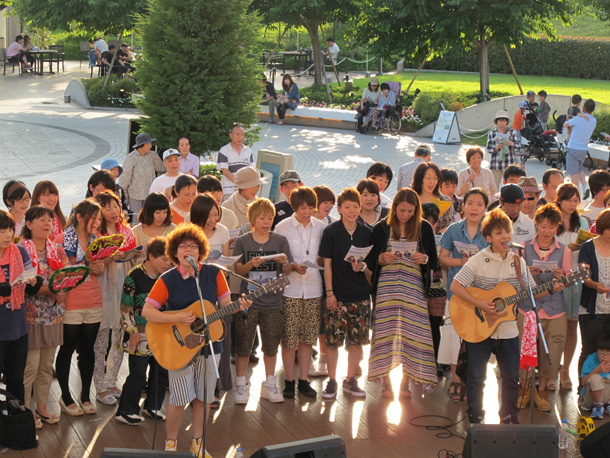 「ひいらぎ 父の日にファン100人と「お父さん」熱唱」1枚目/4