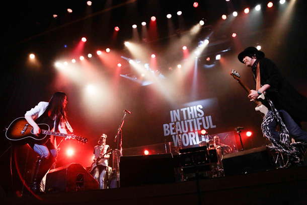 「LOVE PSYCHEDELICO これぞ音楽の力 絆で“BEAUTIFUL WORLD”完成」1枚目/7