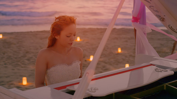 「安室奈美恵 ピアノ演奏初披露の新曲ビデオが話題に」1枚目/7