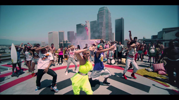 「「Hands On Me」のミュージックビデオ・ワンシーン」3枚目/7