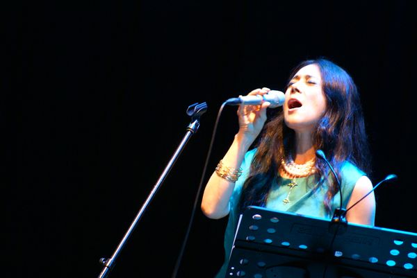 「本日新作アルバムをリリースしたMonday満ちるの『ブラジリファイド』されたライブをレポート」1枚目/5