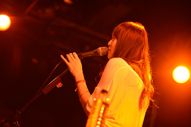 「サマソニ参戦の阿部芙蓉美“自由な音楽スタイル”生で提示」1枚目/4