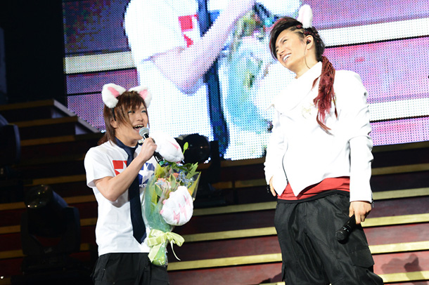 「GACKT バースデー公演に金爆キリショーも“猫耳”をつけてお祝いに」1枚目/6