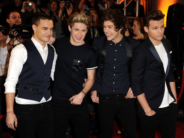 「1D、セクシー女装ほか名演披露の新曲ビデオが記録を更新」1枚目/1