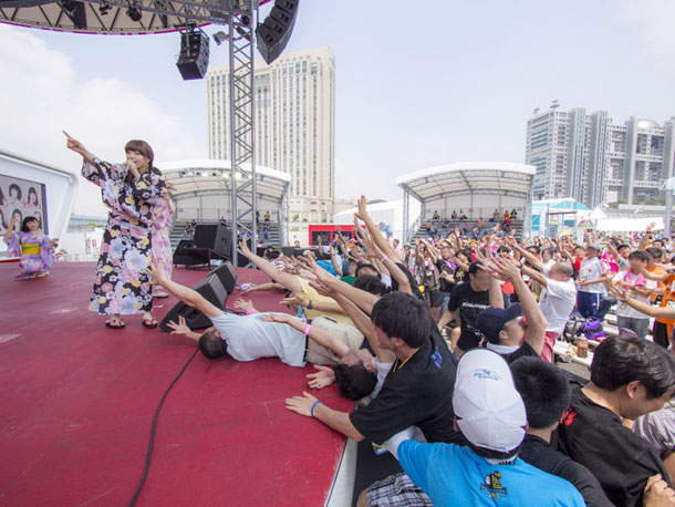 「BiS 国内最大アイドルfesで大トリ 人気アイドル＆ヲタ全員とエビ反り」1枚目/56