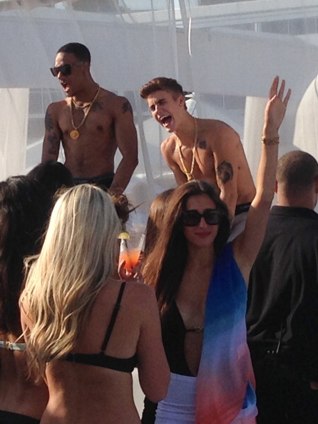 「ジャスティン・ビーバーのツアーバスからマリファナが見つかる」1枚目/1