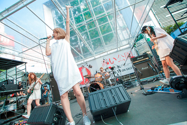 「赤い公園 新宿フリーライブで3500人魅了」1枚目/3