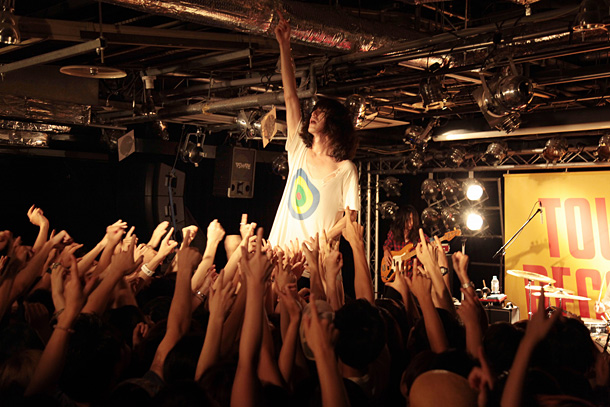 「「苦しいときはロック使え」 ドレスコーズが渋谷でインストア」1枚目/5