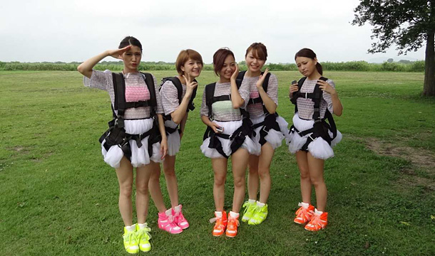 「あと27人…悔し涙流したポッシボー 新曲ビデオでアイドル初のスカイダイビング撮影敢行」1枚目/15