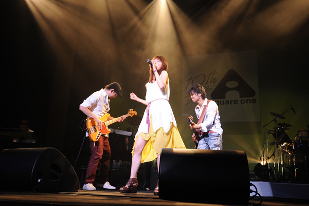 「川嶋あい 母の命日に心中語る「11年経った今もただ後悔しています」」1枚目/2