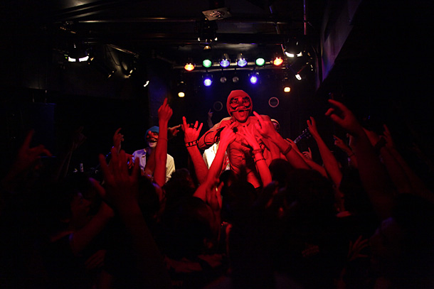 「噂の覆面天狗バンド“ディスビズ”禁断のMAN WITH A MISSIONカバー」1枚目/14