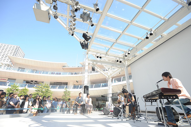 「Chicago Poodle 話題のウエディングソングをサプライズでお届け」1枚目/8