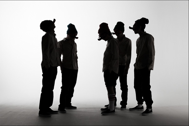 「覆面天狗バンド“ディスビズ”マンウィズ新作発売日に500円Sg」1枚目/2