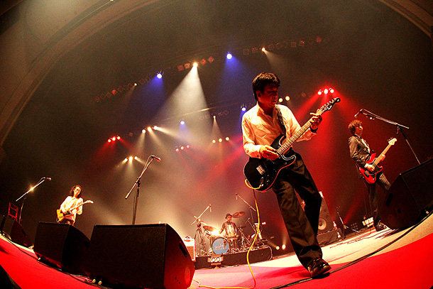 「THE ROOSTERS 地元・福岡でのベストソングスライブをDVD化」1枚目/2