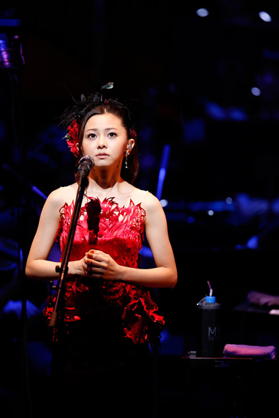 「倉木麻衣 津波の瓦礫で製作したヴァイオリンと共演」1枚目/4